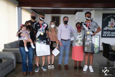 Medalhistas de ouro, Ricardo Graça e Lucão recebem homenagens em São Januário