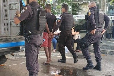 Homem é preso após descumprir medida protetiva e agredir ex-companheira em Campos