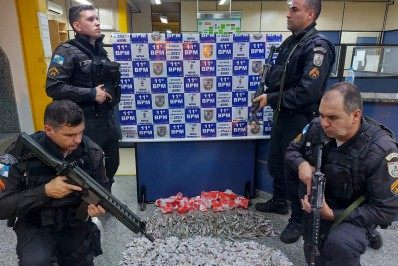 PM de Nova Friburgo apreendeu mais de mil papelotes de cocaína nesta terça-feira