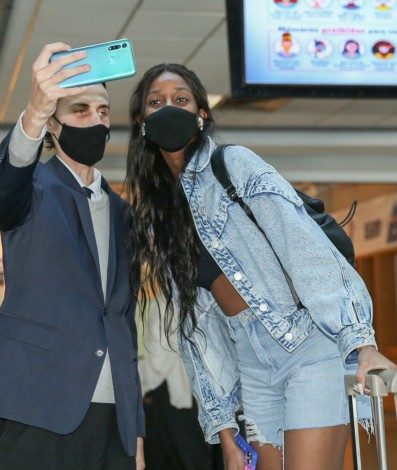 Camilla de Lucas posa com fã no aeroporto - Ag. News