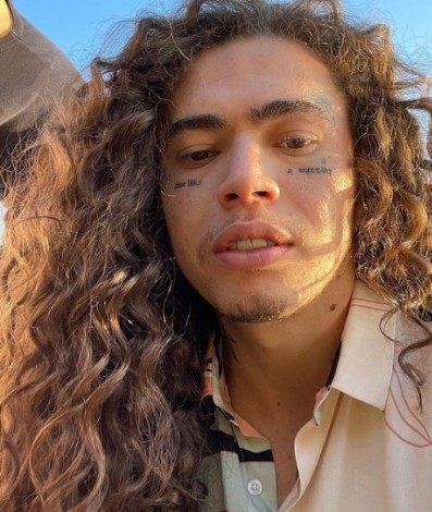 Whindersson Nunes surge com os cabelos cacheados; Humorista é comparado com Vitão e Maisa - Reprodução Internet