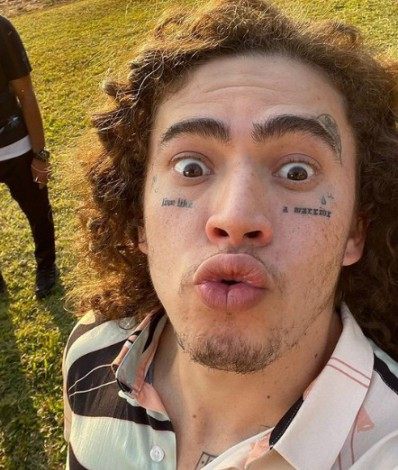 Whindersson Nunes surge com os cabelos cacheados; Humorista é comparado com Vitão e Maisa - Reprodução Internet