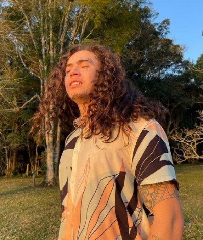 Whindersson Nunes surge com os cabelos cacheados; Humorista é comparado com Vitão e Maisa - Reprodução Internet