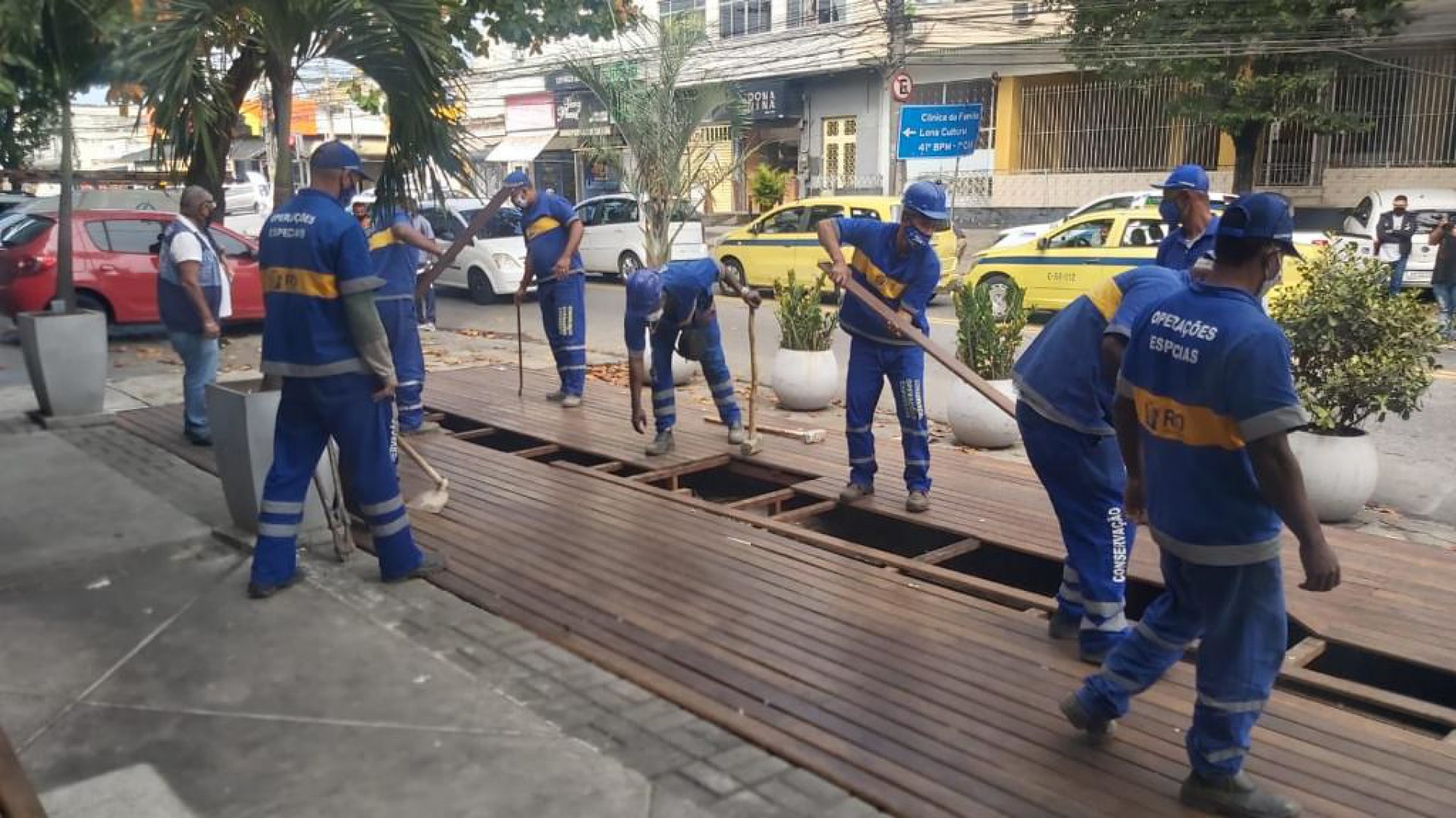 Prefeitura do Rio faz ação para demolir estrutura irregular e notificar lojas em Vista Alegre - Divulgação / Secretaria Municipal de Conservação