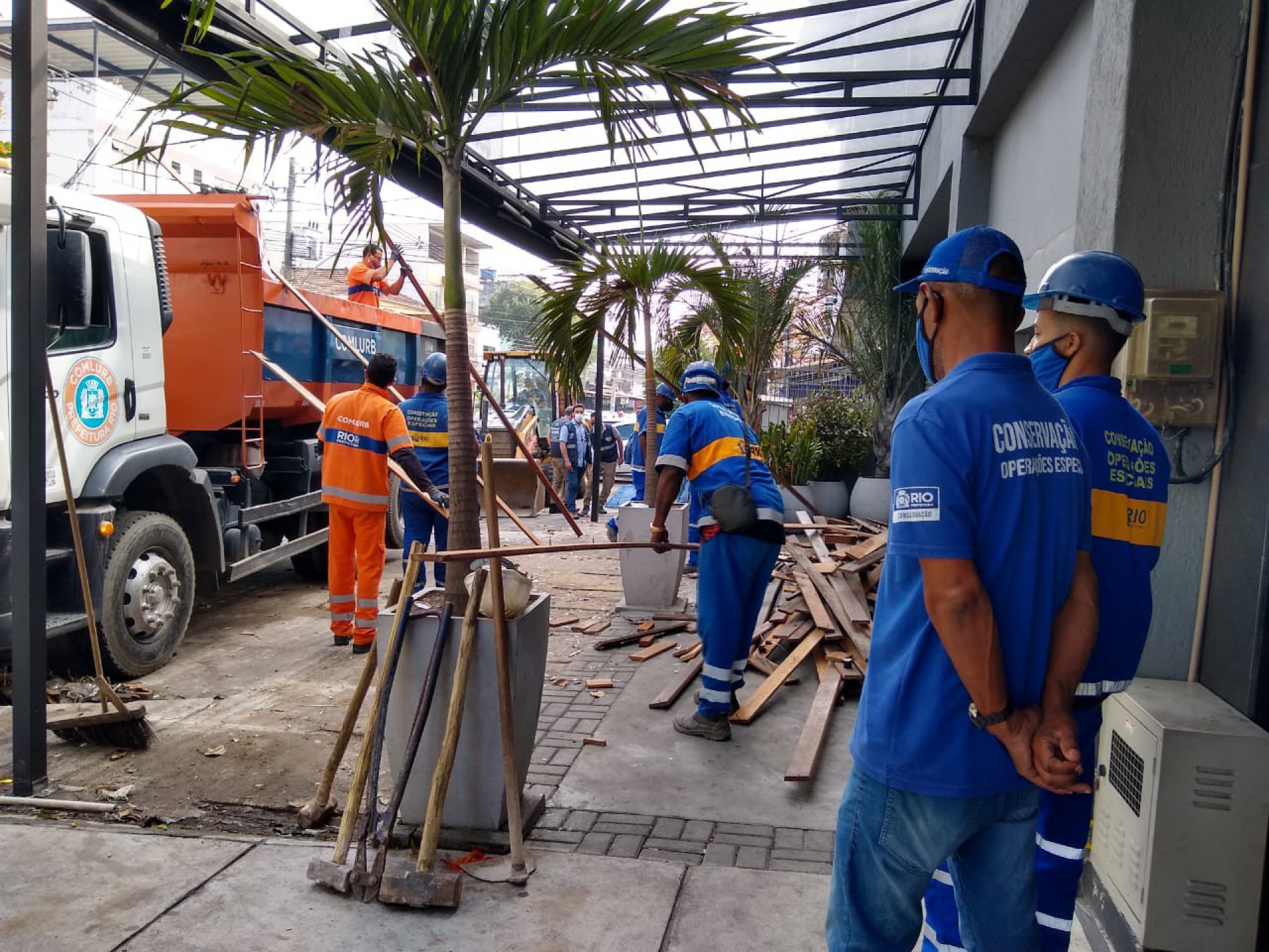 Prefeitura do Rio faz ação para demolir estrutura irregular e notificar lojas em Vista Alegre - Divulgação / Secretaria Municipal de Conservação