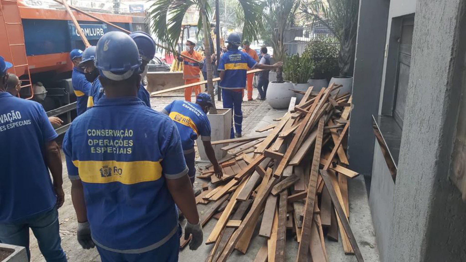 Prefeitura do Rio faz ação para demolir estrutura irregular e notificar lojas em Vista Alegre - Divulgação / Secretaria Municipal de Conservação