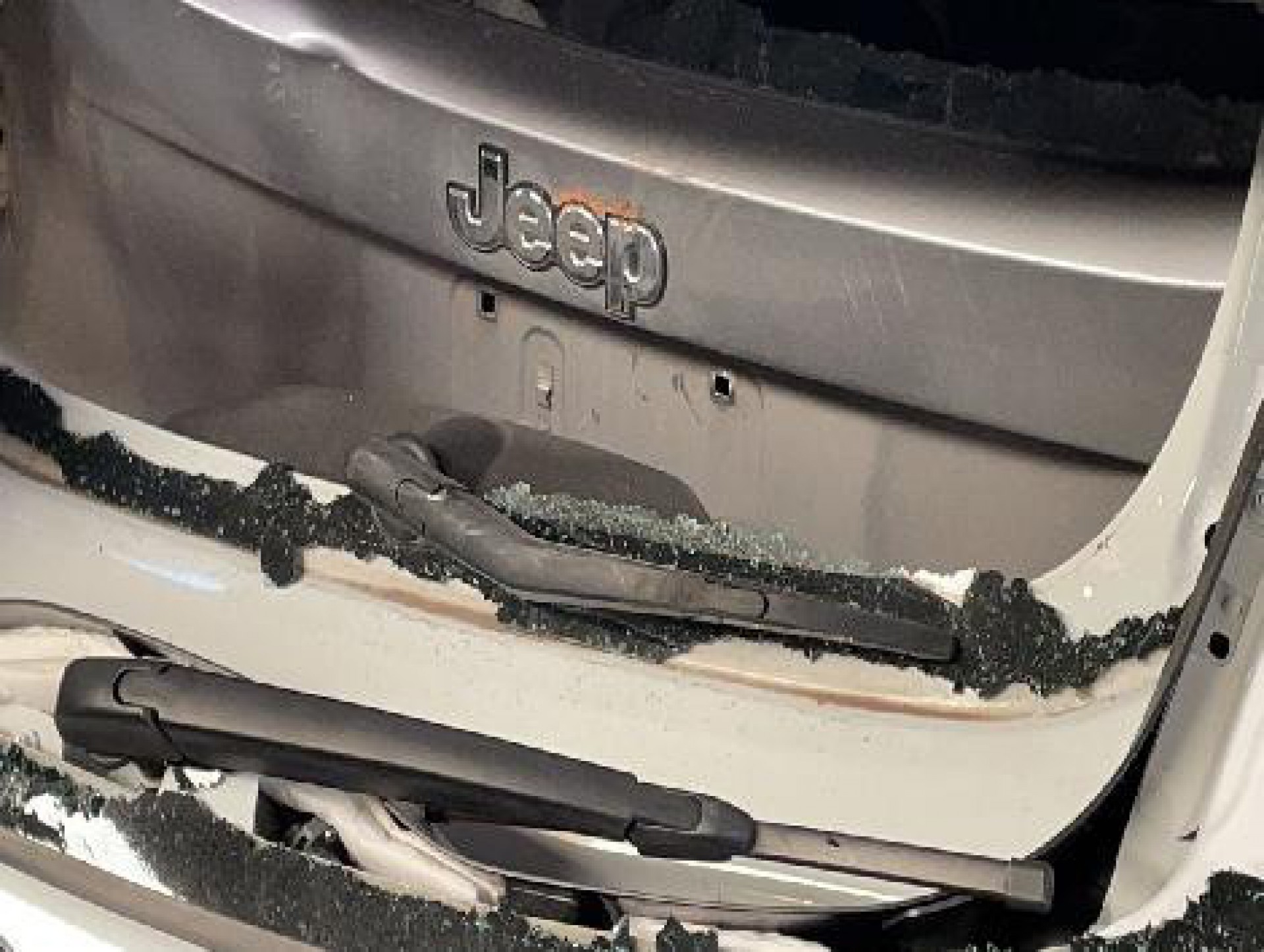 Depósito tinha centenas de portas, capôs e blocos de motor de veículos de marcas de luxo. Entre os modelos, haviam unidades usadas por concessionárias prestadoras de serviço - Divulgação