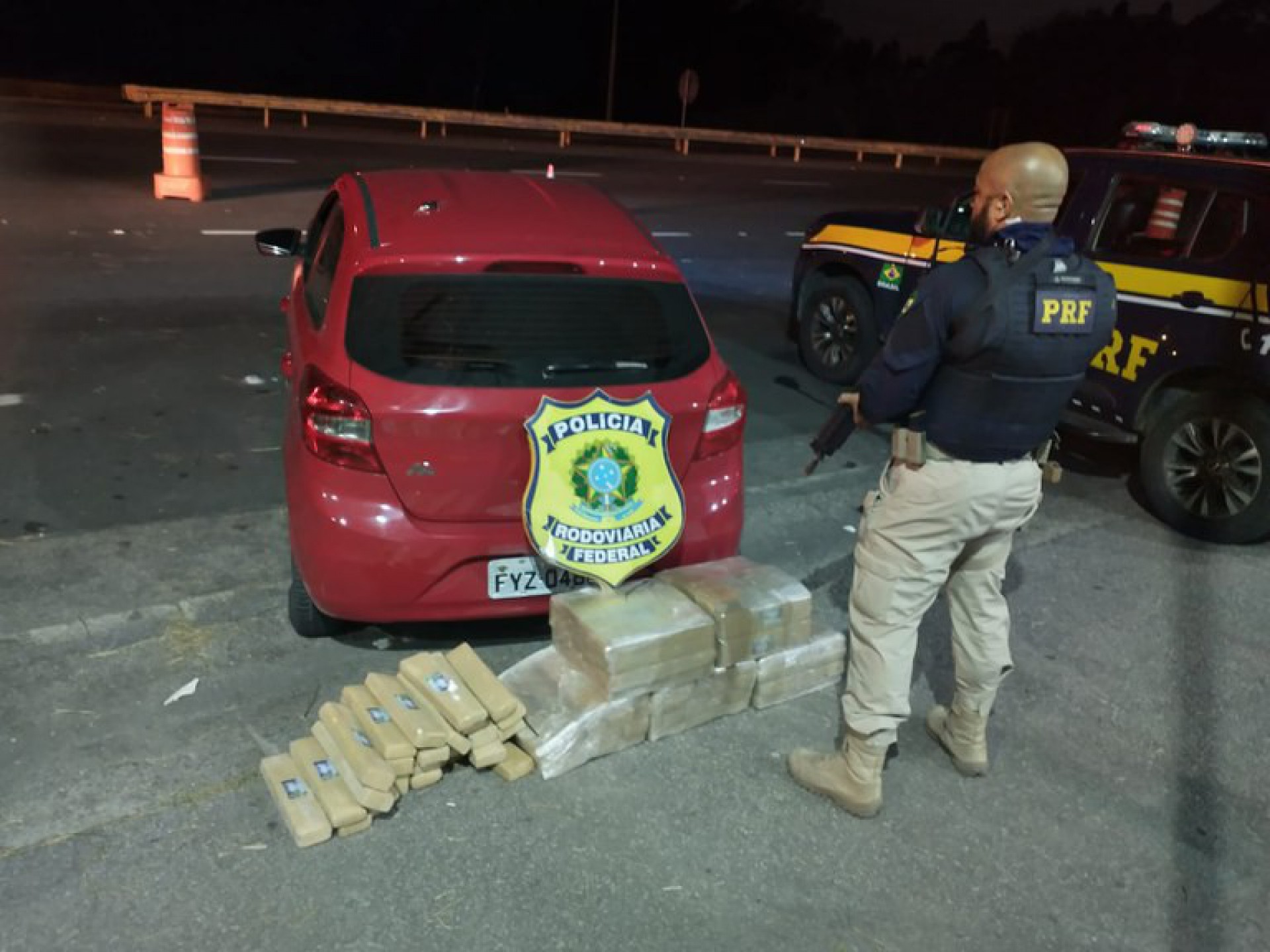 PRF apreende 110 kg de maconha em carro na Dutra
