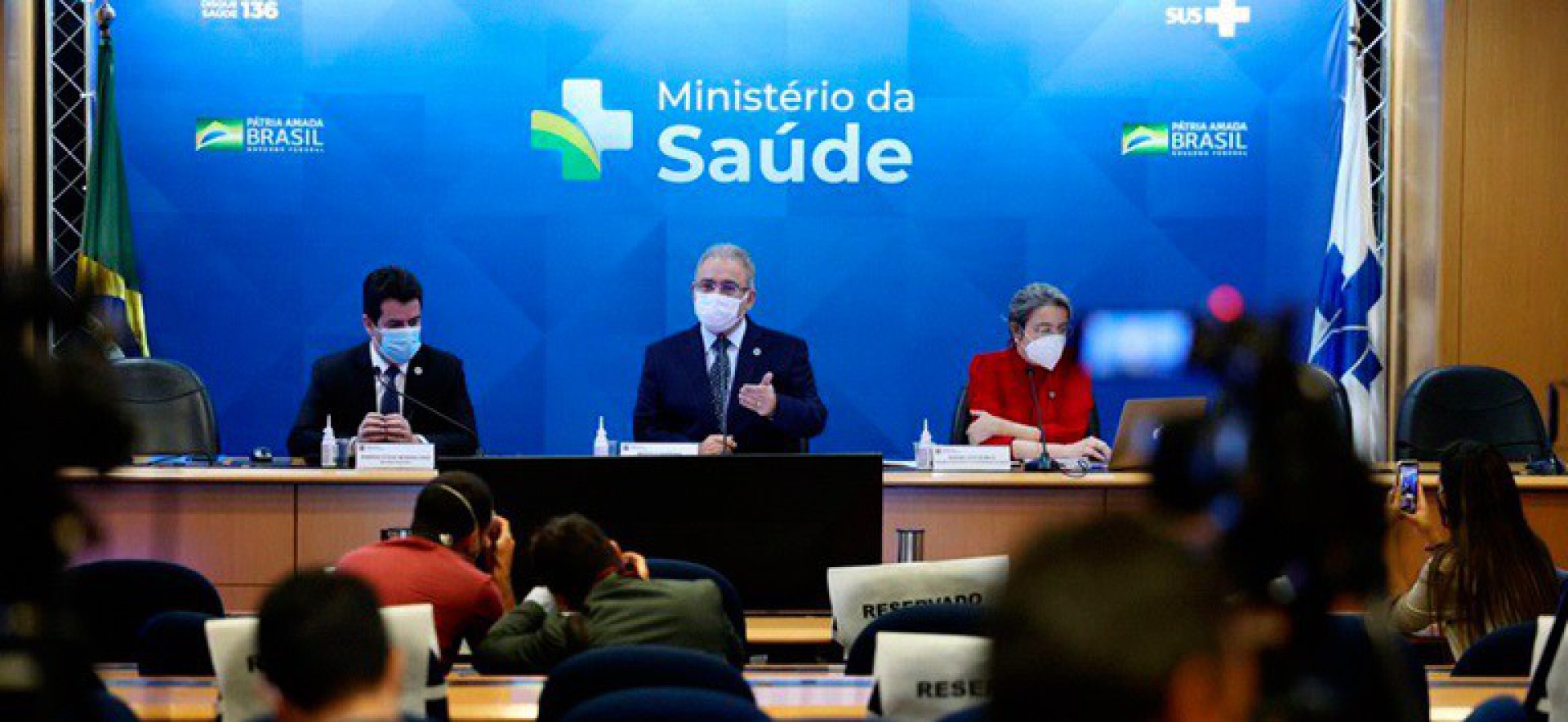 Queiroga diz que terceira dose come&ccedil;ar&aacute; por idosos e profissionais da sa&uacute;de