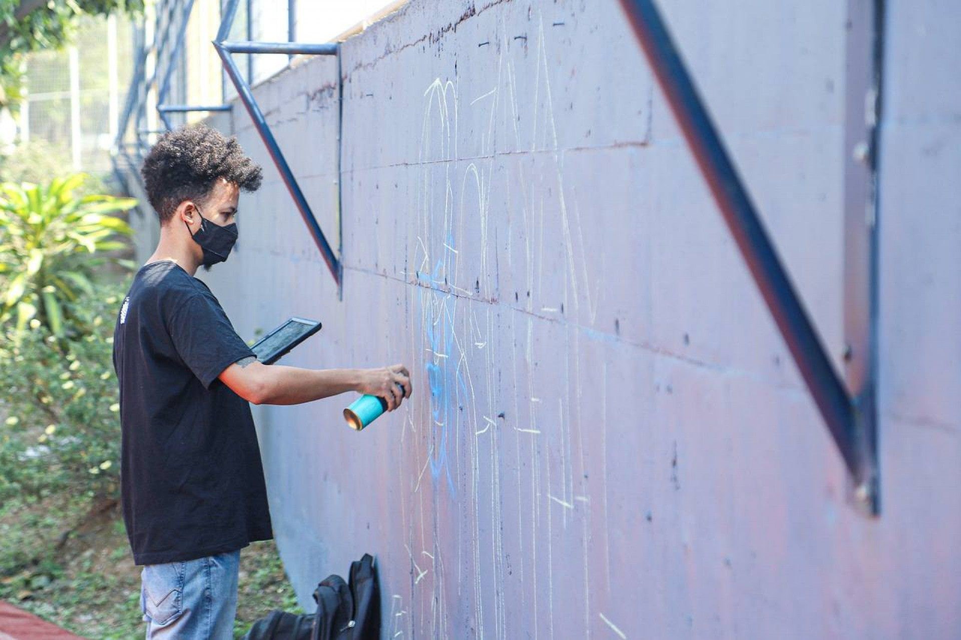 Meritiense Ramon Lid, artista que está produzindo um mural de grafite na Vila Olímpica  - Divulgação