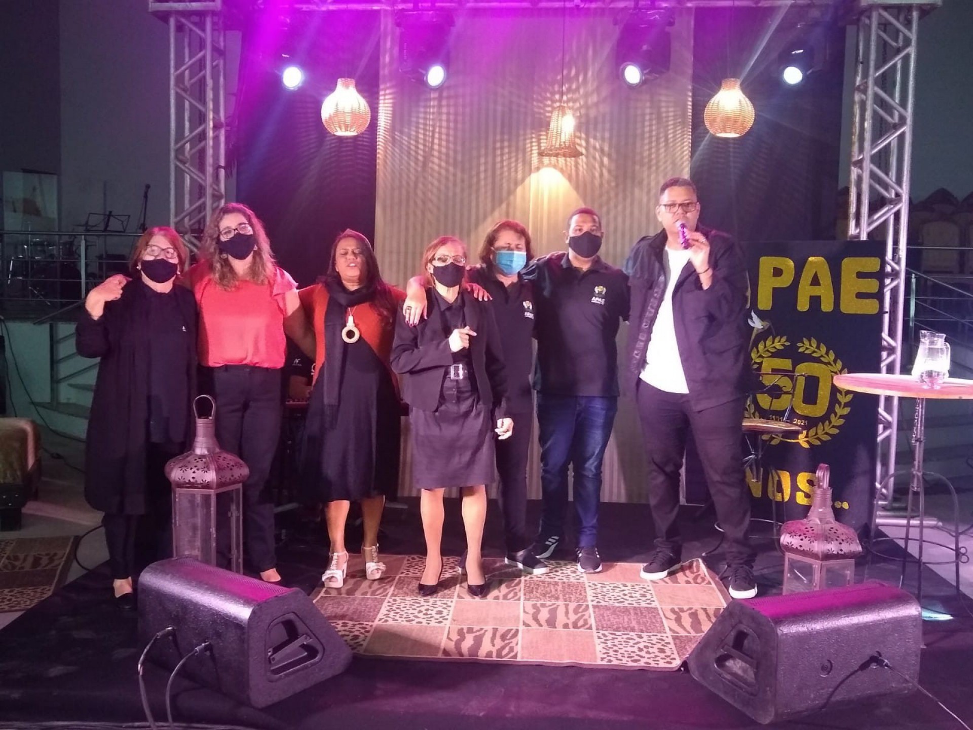 Anderson Freire com integrantes da dire&ccedil;&atilde;o da APAE de Itaperuna durante live pelo jubileu de ouro da institui&ccedil;&atilde;o. - Lili Bustilho