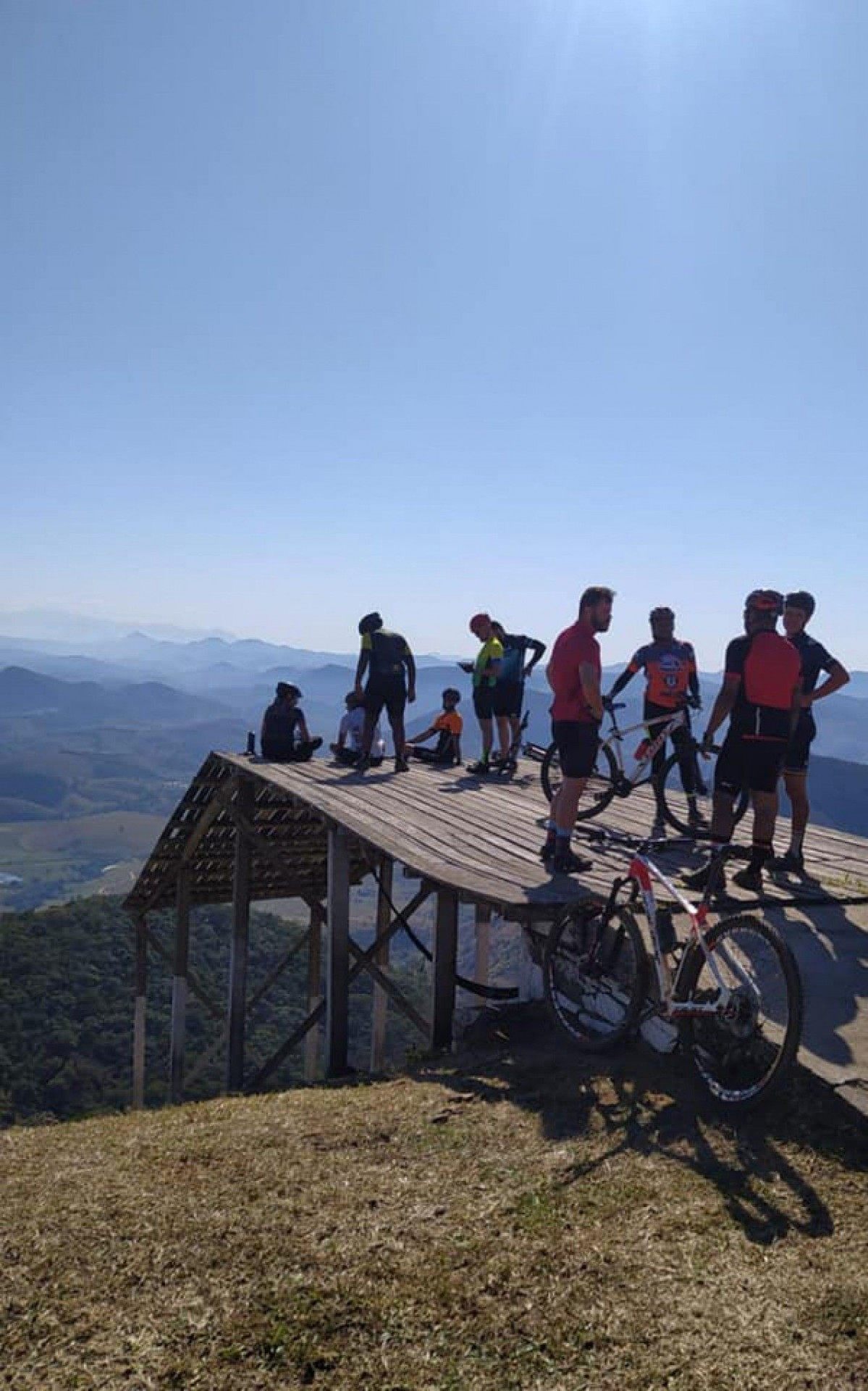 Desafio de moutain bike leva ciclistas ao topo.
