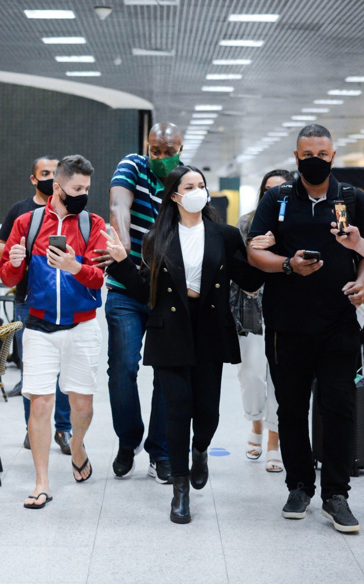Ex-BBB Juliette embarca no Aeroporto Santos Dumont, no Rio, e faz sucesso com os f&atilde;s