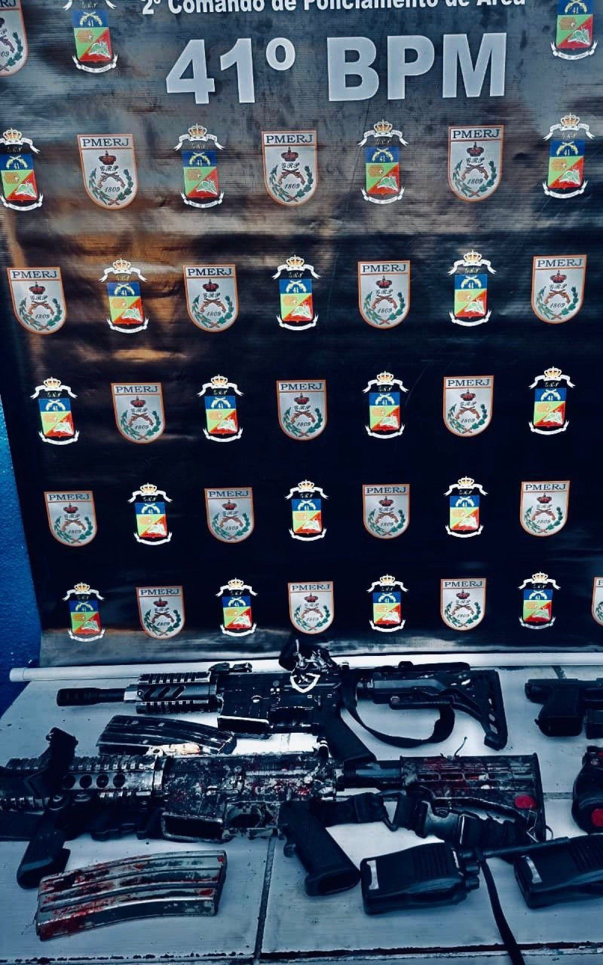 Policiais Militares apreenderam armas ao fim do confronto