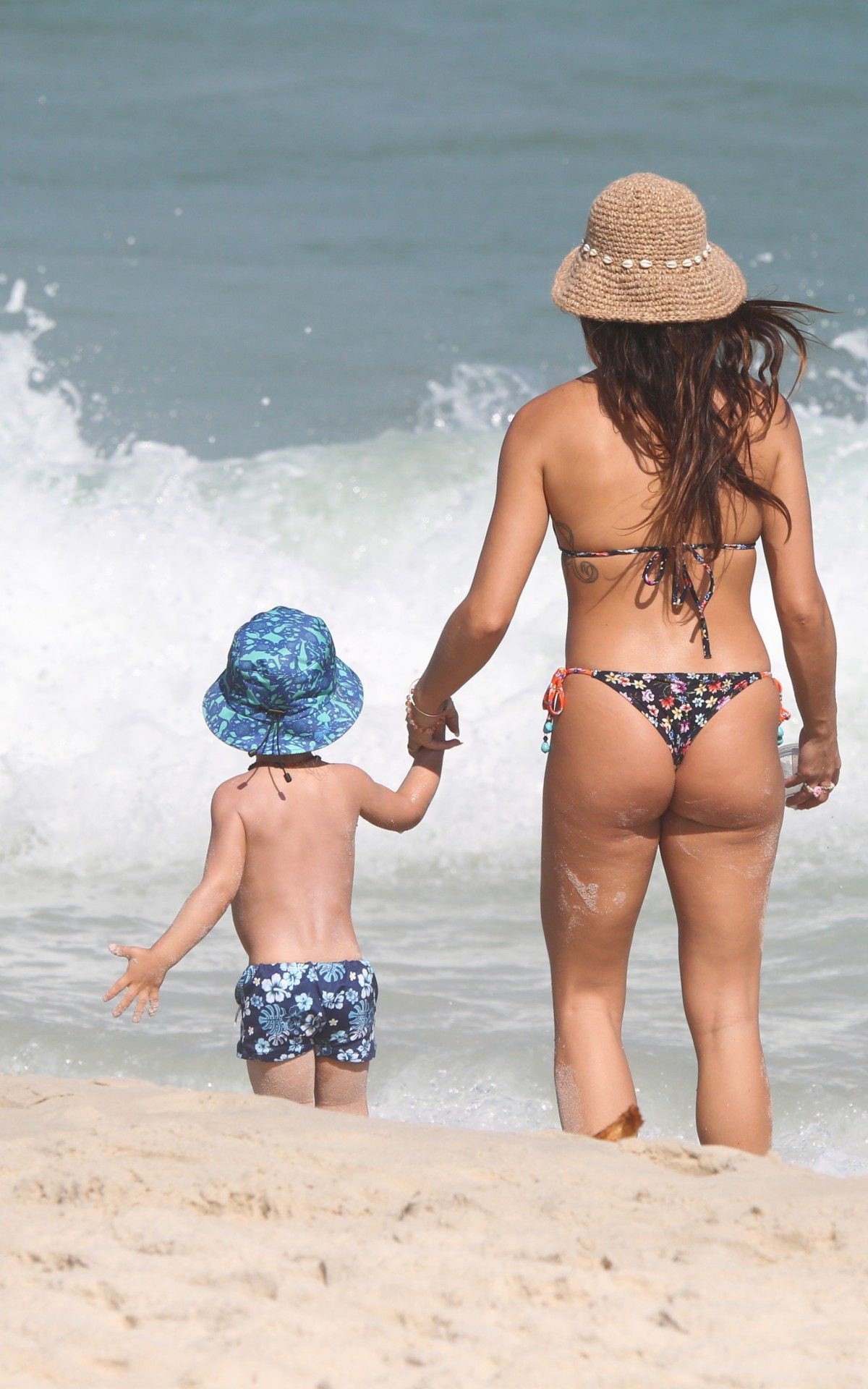 Isis Valverde curte dia de praia na Barra da Tijuca, na Zona Oeste do Rio