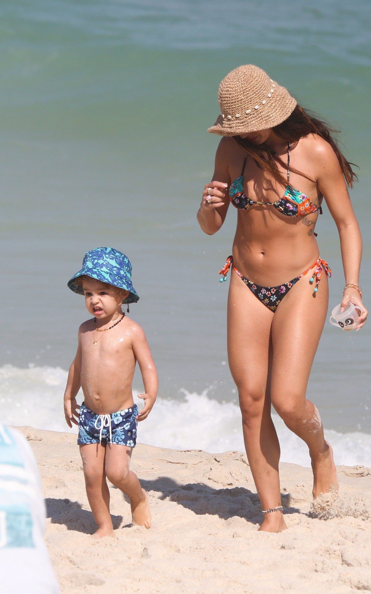 Isis Valverde curte dia de praia na Barra da Tijuca, na Zona Oeste do Rio