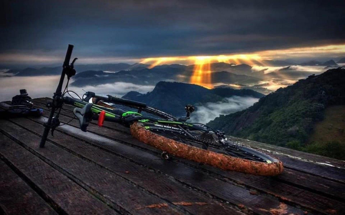 Desafio de moutain bike leva ciclistas ao topo.