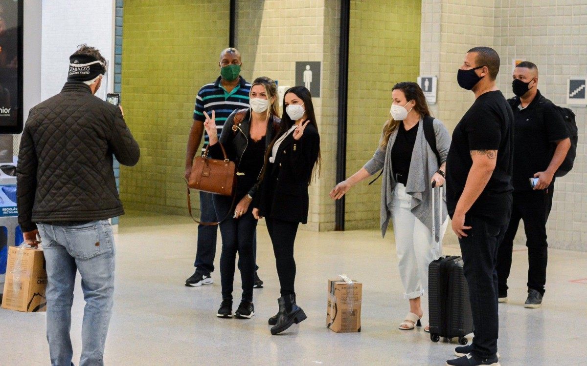 Ex-BBB Juliette embarca no Aeroporto Santos Dumont, no Rio, e faz sucesso com os f&atilde;s