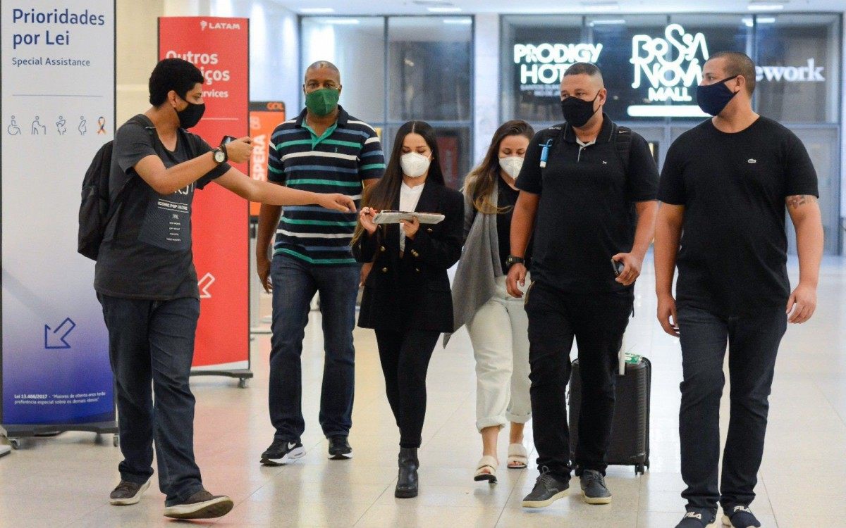 Ex-BBB Juliette embarca no Aeroporto Santos Dumont, no Rio, e faz sucesso com os f&atilde;s