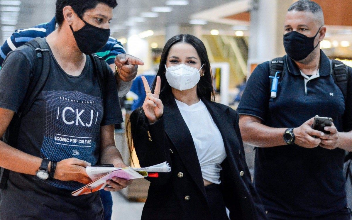 Ex-BBB Juliette embarca no Aeroporto Santos Dumont, no Rio, e faz sucesso com os f&atilde;s