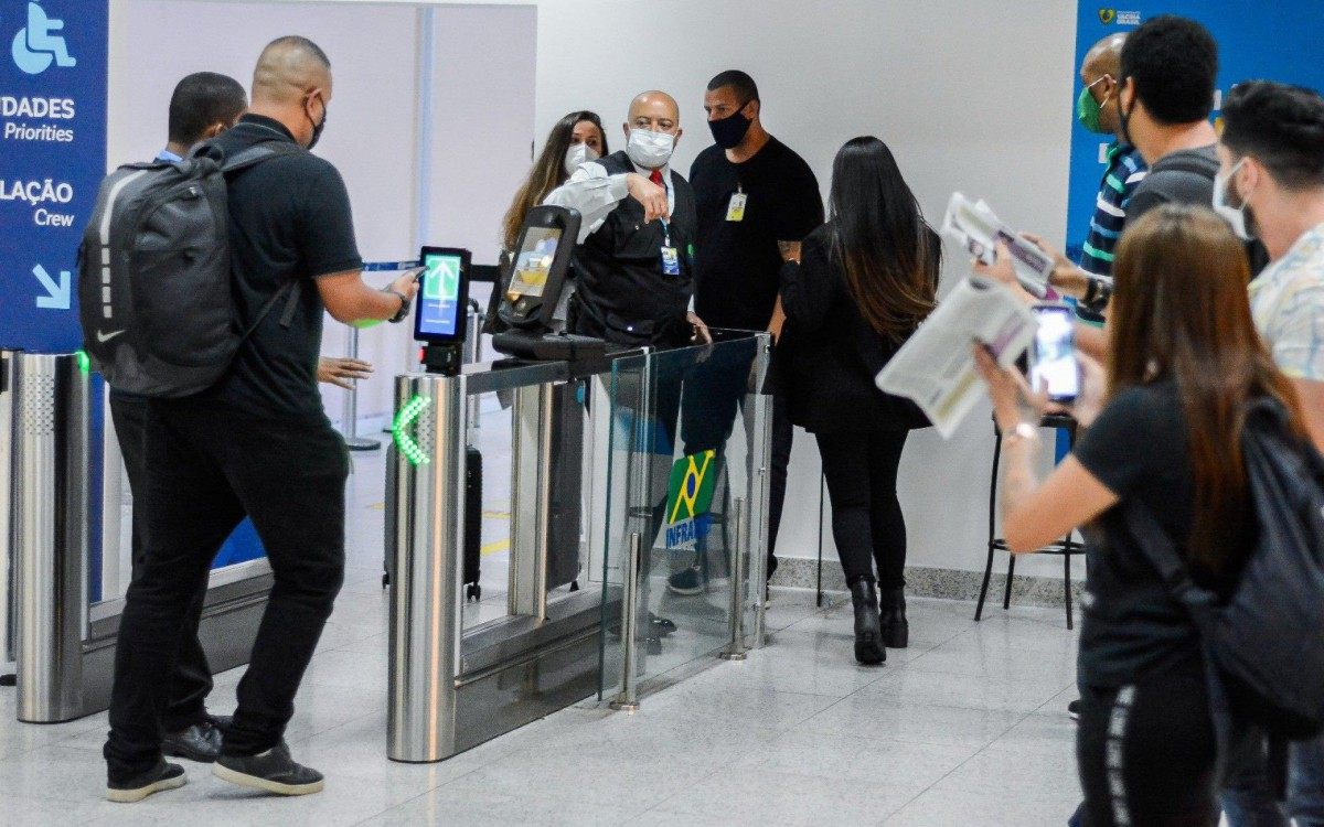 Ex-BBB Juliette embarca no Aeroporto Santos Dumont, no Rio, e faz sucesso com os f&atilde;s