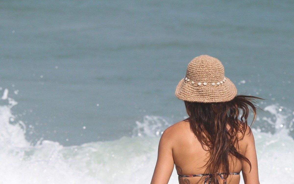 Isis Valverde curte dia de praia na Barra da Tijuca, na Zona Oeste do Rio