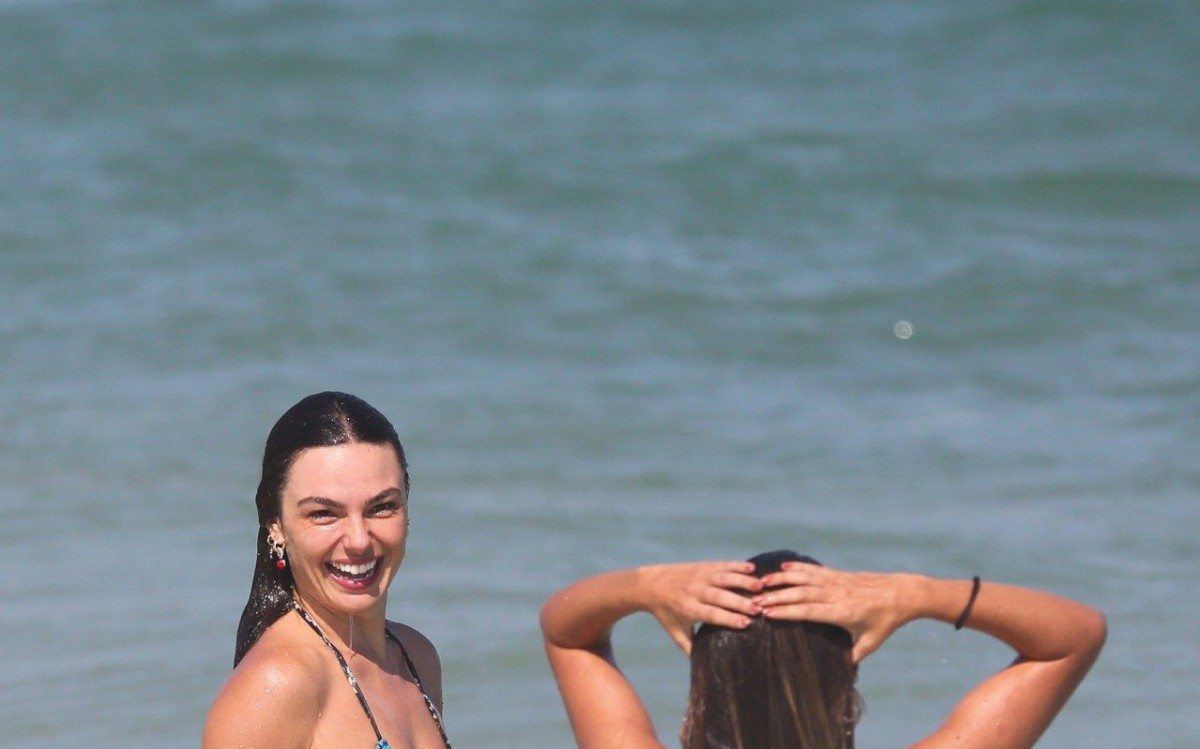 Isis Valverde curte dia de praia na Barra da Tijuca, na Zona Oeste do Rio