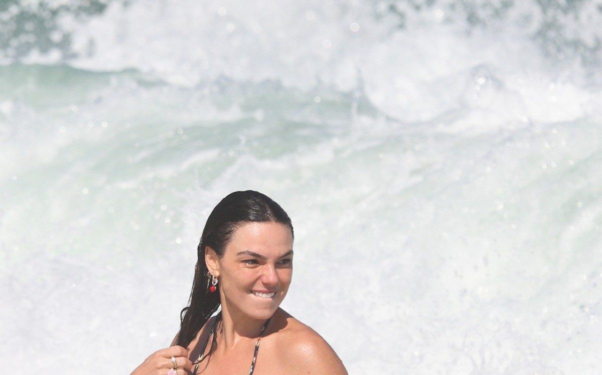 Isis Valverde curte dia de praia na Barra da Tijuca, na Zona Oeste do Rio
