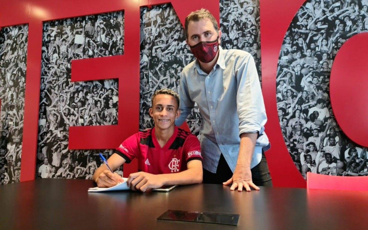 Matheus Gon&ccedil;alves assinou com o Flamengo at&eacute; 2024