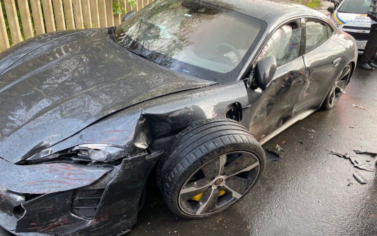 Porsche de Paolo Guerrero fica destruído após acidente em Porto Alegre - Reprodução