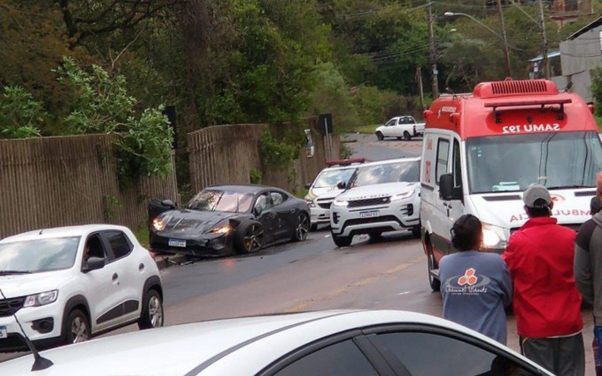 Porsche de Paolo Guerrero fica destruído após acidente em Porto Alegre