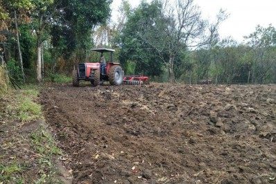 Produtores recebem auxílio no preparo de terra para plantação