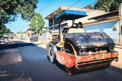 Uma das principais vias do bairro Shangrilá recebe novo asfalto em Belford Roxo
