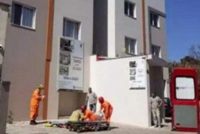 Homem fica gravemente feriado após cair de uma altura de 20 metros