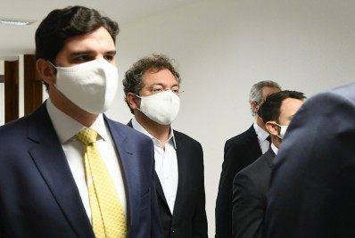 CPI da Covid: após reunião fechada, sessão começa com dono da Precisa Medicamentos em silêncio 