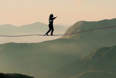 Atletas desafiam as alturas pelo novo recorde de Highline em Magé