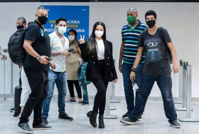 Toda estilosa, ex-BBB Juliette embarca em aeroporto do Rio