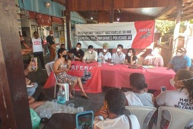 Familiares e amigos de vítimas de tiroteios fazem caminhada contra violência no Complexo do Chapadão 