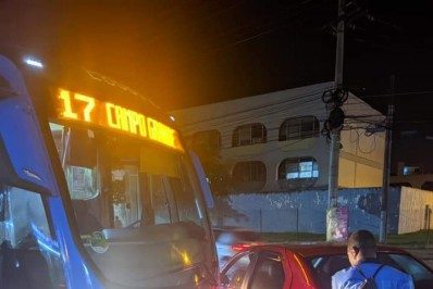 Motorista avança sinal e causa acidente com articulado do BRT