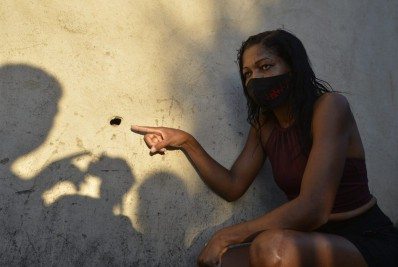 Familiares e amigos de vítimas de tiroteios fazem caminhada contra violência no Complexo do Chapadão 