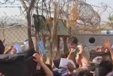 Vídeo: pais entregam filhos aos militares no Afeganistão