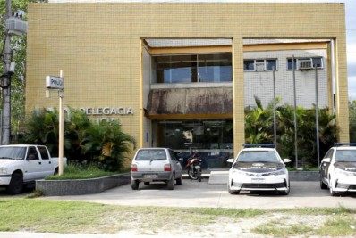 Mãe é presa acusada de submeter filhas a relações sexuais em troca de dinheiro e vantagens