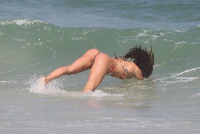 Isis Valverde mostra as curvas na Praia da Barra da Tijuca