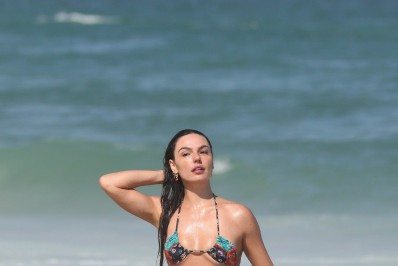 Isis Valverde mostra as curvas na Praia da Barra da Tijuca