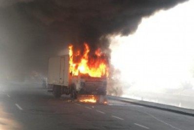 Fogo em caminhão interdita Rua Francisco Eugênio, em São Cristóvão