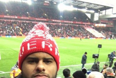 Torcedor de Flamengo e Liverpool faz campanha por doação de plaquetas e recebe apoio de ídolo inglês