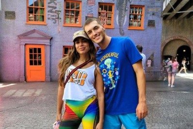 Tá rolando? Anitta curte Disney com ator norte-americano