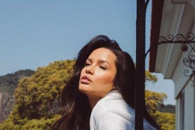 Juliette surge só de roupão em nova foto nas redes sociais