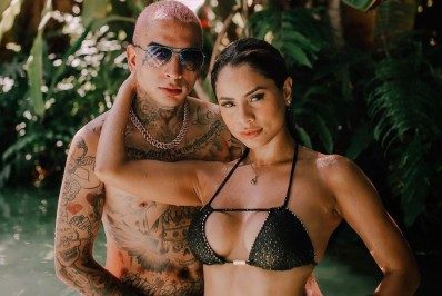 Lexa posa de biquíni e mostra corpão ao lado de MC Guimê