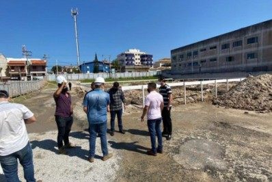 Obras de construção do cinema em São Pedro da Aldeia recebem visita técnica